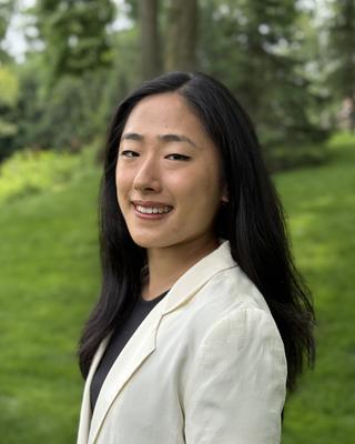 Tracy Zhou headshot