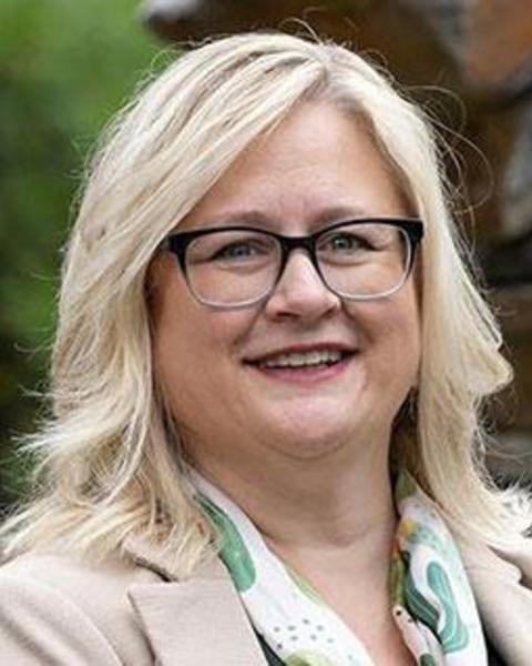 Lori Bennear Headshot