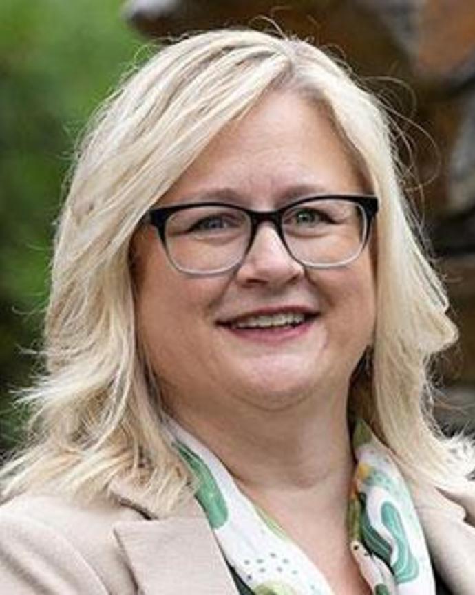 Lori Bennear Headshot